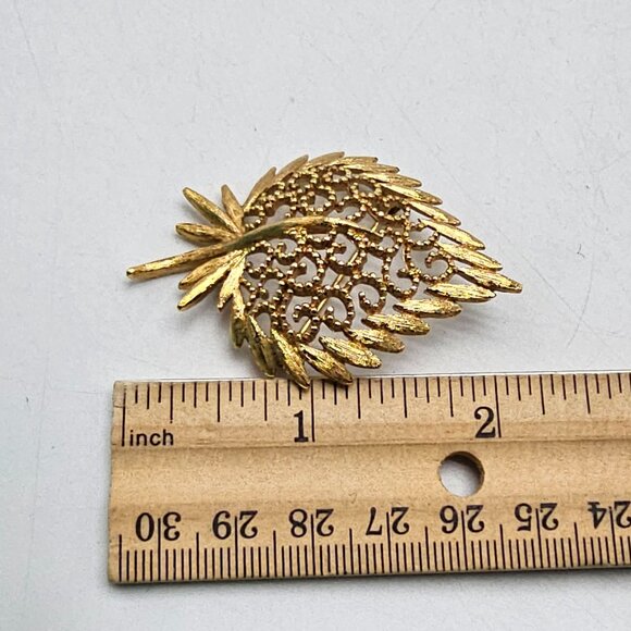 Vintage Signed MONET Brushed Textured Gold Tone STRAWBERRY Pin Brooch - Picture 4 of 4